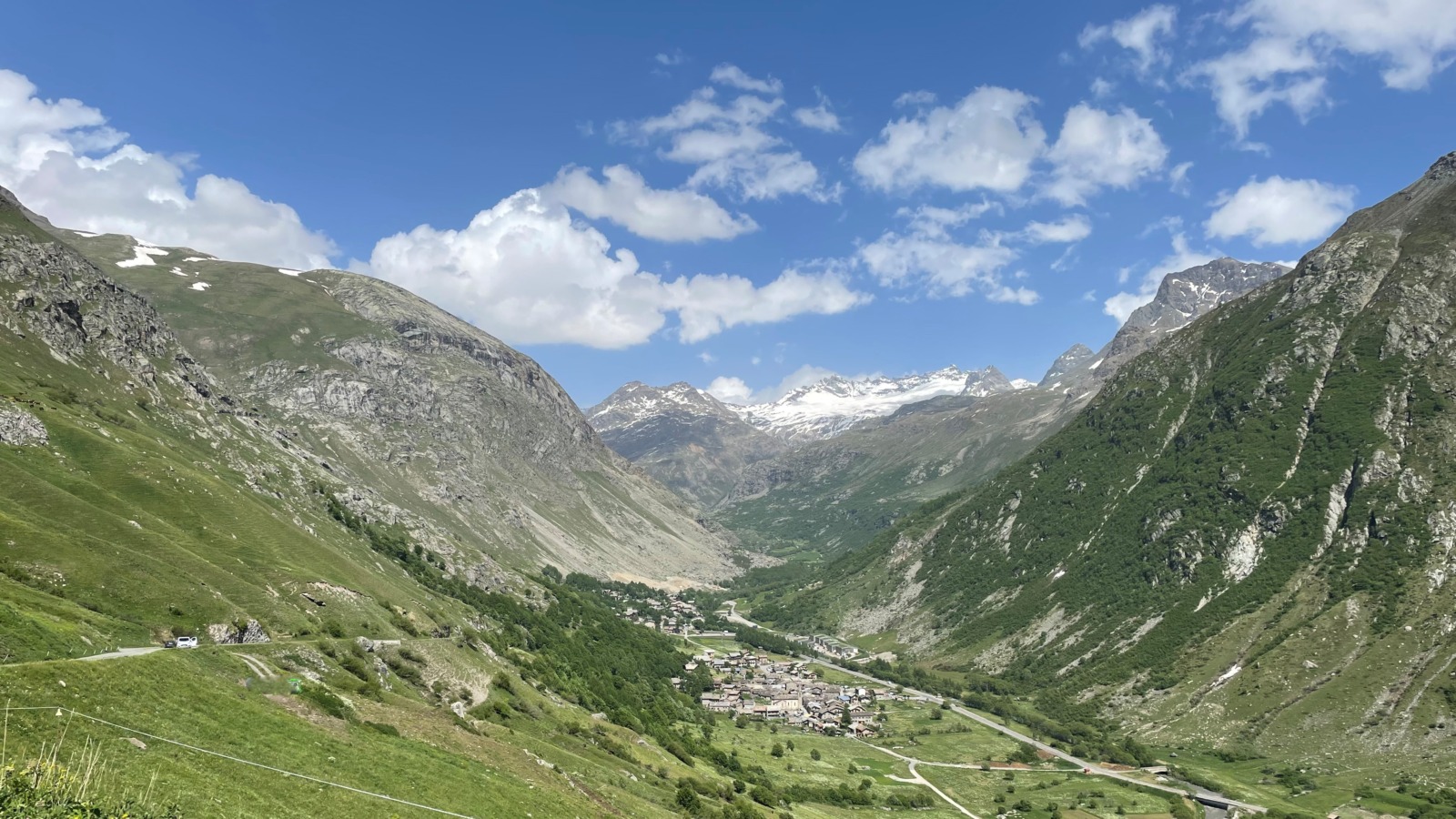 Le village de Bonneval-sur-Arc vu depuis la route de l'Iseran