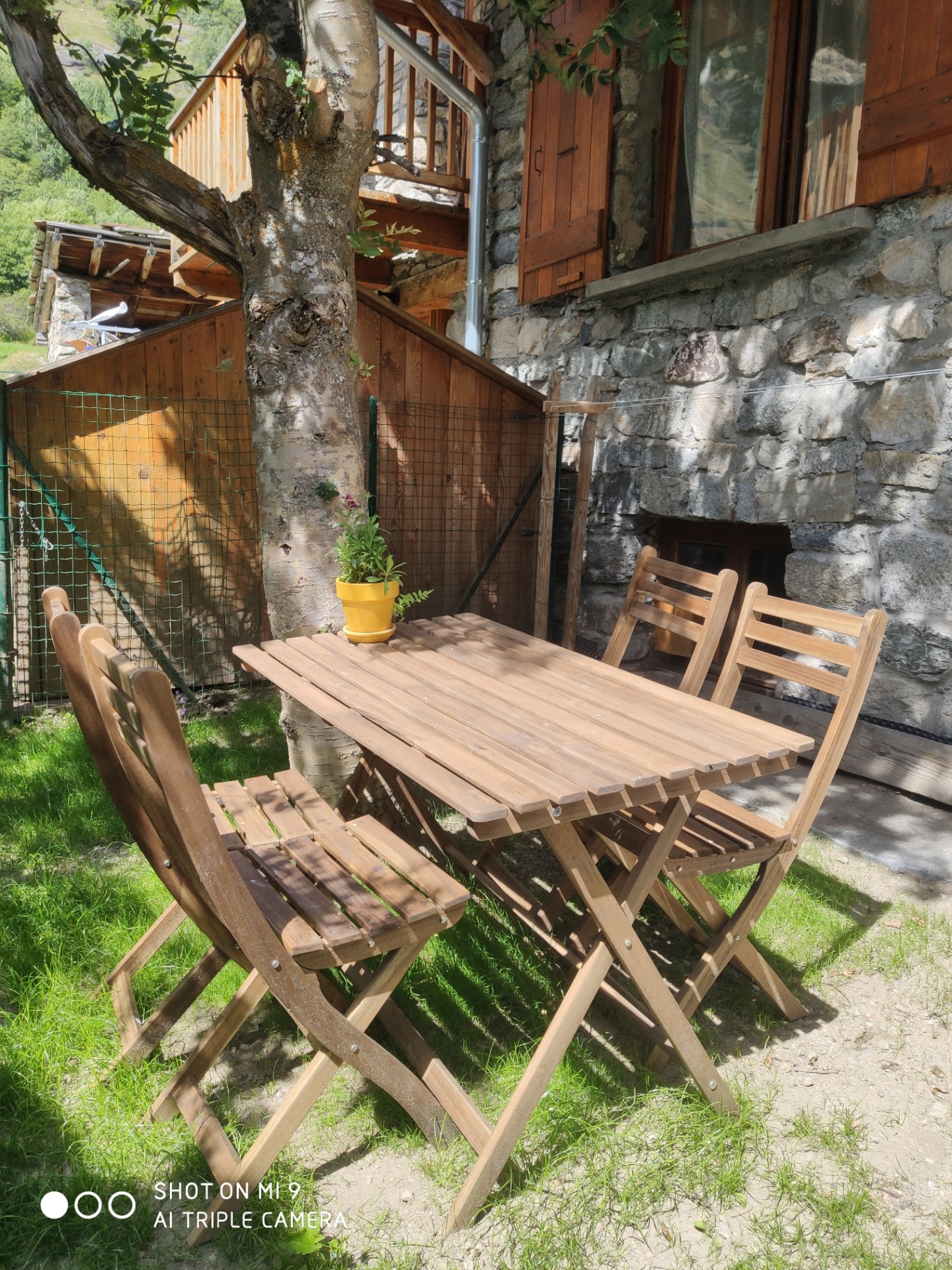 Jardin à l'arrière du chalet en pierre