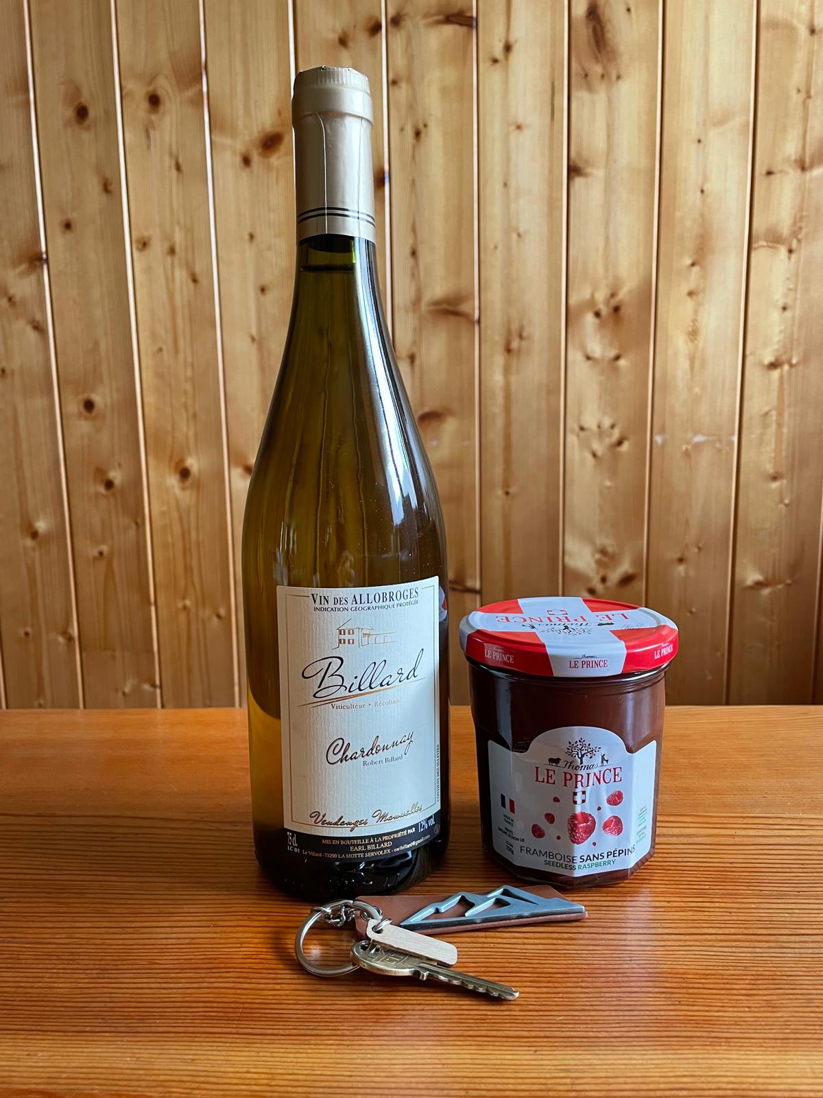 Bouteille de vin de Savoie, confiture et clés du gîte offerts à l'arrivée